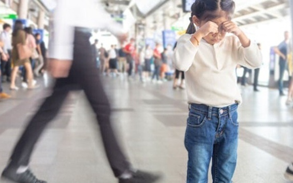 Gọi tên con khi bị lạc là cách làm "sai bét", chuẩn nhất là hét lên CÂU NÀY sẽ thấy con sau 5 phút