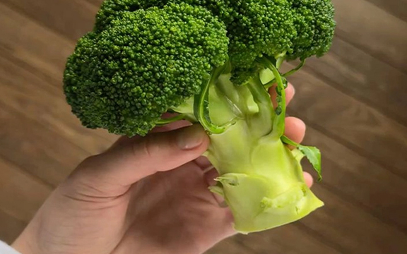 Tiếc hùi hụi khi giờ mới biết 2 thứ này trên bông cải xanh chống UT gấp 100 lần phần bông