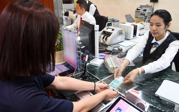 Người phụ nữ đi rút 58 triệu đồng trong tài khoản của chính mình nhưng bị từ chối, nhân viên ngân hàng cho biết: “Chúng tôi hết tiền rồi”