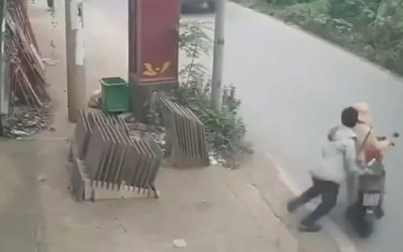 Không đội mũ bảo hiểm, xin bỏ qua lỗi bất thành, tài xế ôm đại úy CSGT đẩy vào xe tải có thể đối diện với mức hình phạt tù nghiêm khắc!