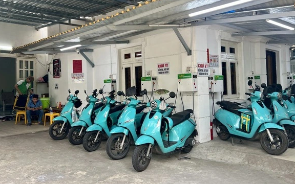 Cấm sạc xe máy điện trong chung cư: Có nhiều giải pháp thay thế