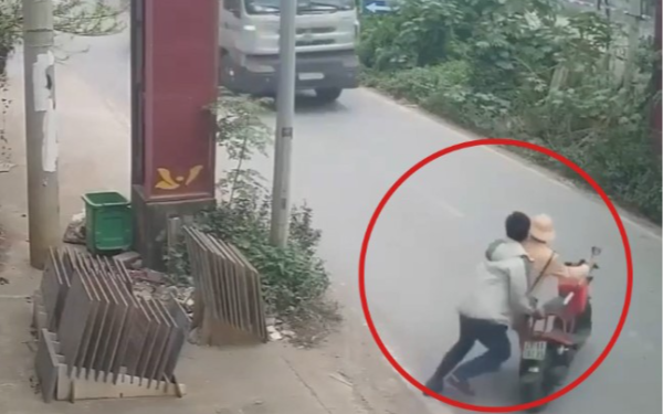 Vì sao người đàn ông đẩy đại úy CSGT vào đầu xe tải đang lao tới?