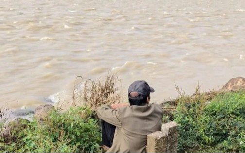 Người cha ngồi bên bờ sông, chờ tin con gái mất tích hơn 1 tuần: Đã không có phép màu nào!