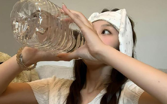 Đến giờ tôi mới biết uống nước theo 7 kiểu này đang “phá thận”, trước giờ cứ tưởng uống càng nhiều càng tốt!