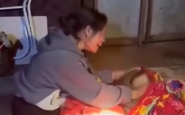 Người mẹ đi làm thuê, khi về nhà thì cả 2 con đã tử vong