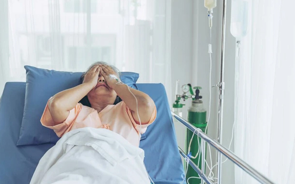 Chi hơn 260 triệu đồng nộp phí bảo hiểm tự động suốt 10 năm, khi nhập viện vì UT, người phụ nữ bị từ chối bồi thường: "Chi phí tăng hàng năm, khấu trừ phí bị từ chối"