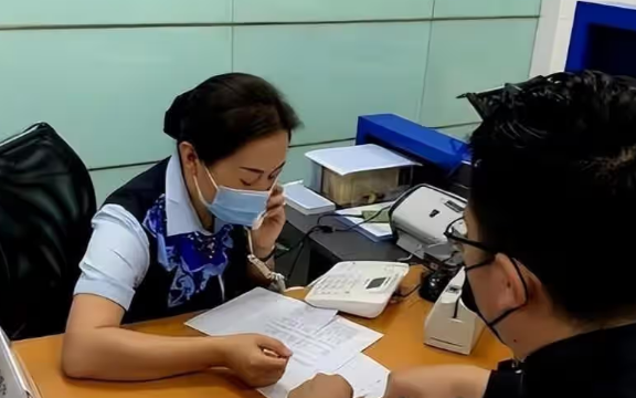 Khách mang 406 tỷ đồng tiền đền bù đất đi gửi tiết kiệm, 3 ngày sau phát hiện tiền được chuyển sang 9 tài khoản khác, báo ngân hàng thì được tin: “Chúng tôi đã trả nợ giúp anh rồi”