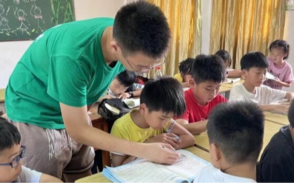 "Tổng số tuổi của bố và con gái là 100. Bố 50 tuổi. Con bao nhiêu tuổi?", học sinh trả lời là 50 bị cô gạch sai