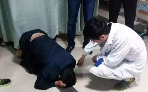 Cậu bé 6 tuổi bị ung thư thận giai đoạn cuối, người cha hối hận khi bác sĩ chỉ ra nguyên nhân từ đồ uống nhiều người mê