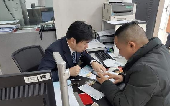 Chưa từng vay n:ợ, đến thẻ t:ín d:ụng còn không dùng, người đàn ông ch:ế:t sững nhận thông báo: "Anh có khoản n:ợ x:ấu 483 triệu đồng"