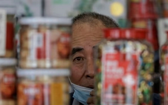 Mua phải mì gói hết hạn trong siêu thị, người đàn ông bức xúc khởi kiện đòi bồi thường 18,5 triệu đồng, tòa tuyên bố: “Anh sẽ không nhận được đồng nào”