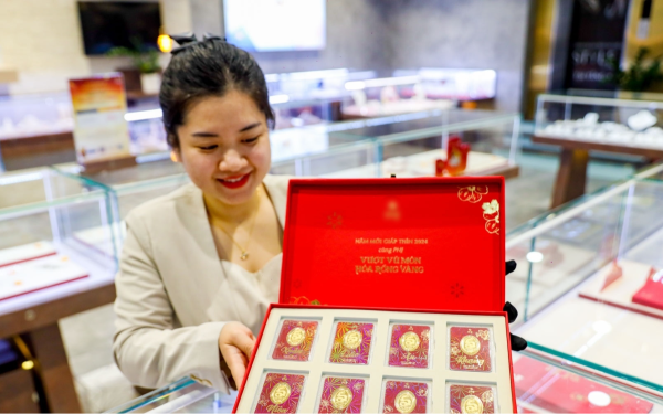 Giá vàng hôm nay 14/12/2025: Thế giới leo đỉnh, vàng SJC đắt thêm 2,1 triệu đồng