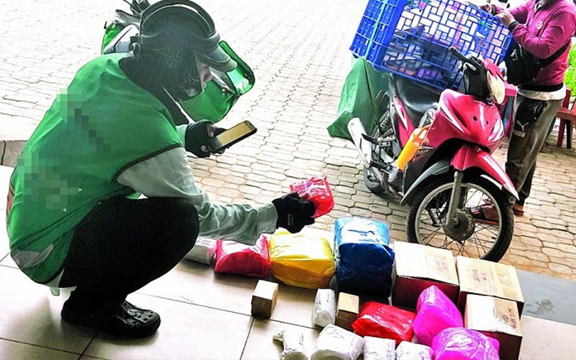 Chuyển khoản 145k cho shipper, người đàn ông nhận thông báo kích hoạt bảo hiểm tự động, tài khoản bị trừ 3,5 triệu/tháng