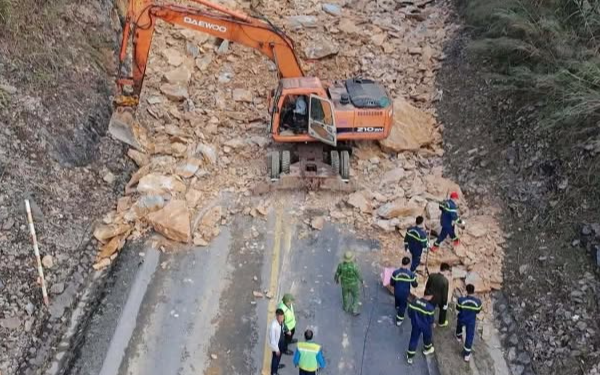 Tài xế chứng kiến 3 người bị vùi lấp trong tích tắc vì sạt lở đèo