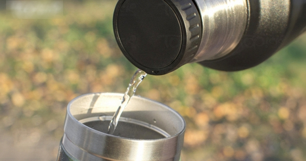 Người đàn ông tử vong vì ngộ độc chì, viêm phổi do uống 1 loại nước trong cốc giữ nhiệt: 7 loại nước hóa thuốc độc, đừng đựng vào đó