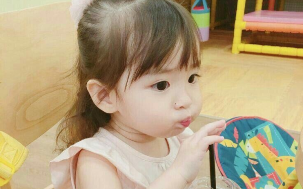 Bà ngoại đặt tên cháu gái mới sinh Nguyễn Thị Phèn, đứa trẻ lớn lên được ra phòng tư pháp đổi cái tên rất đẹp