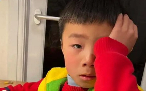 Bài văn vỏn vẻn 26 chữ của 1 học sinh tiểu học khiến cô giáo vừa chấm vừa khóc nức nở: Cô đau đến nghẹn lòng!