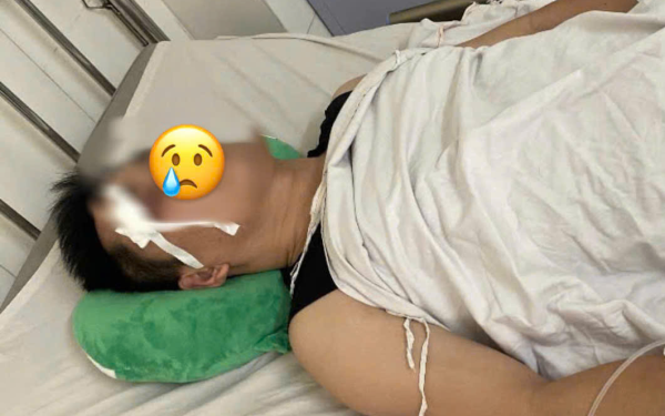 Xe buýt va chạm nhẹ với xe con, tài xế bị đánh chấn thương