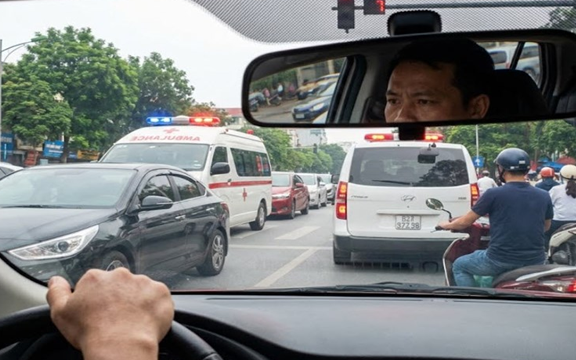 Có được vượt đèn đỏ khi xe cứu thương hú còi phía sau?