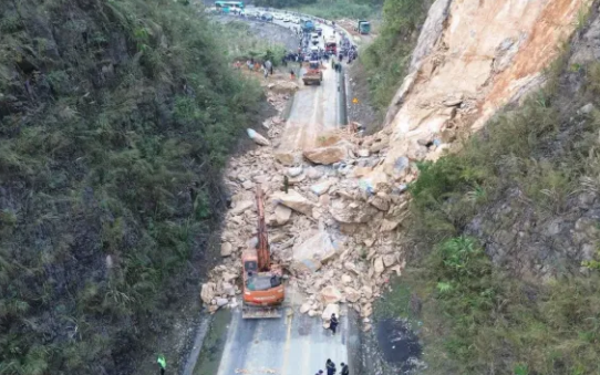 Sau vụ sạt lở khiến 3 người tử vong, Quốc lộ 6 còn 5 điểm nguy cơ cao