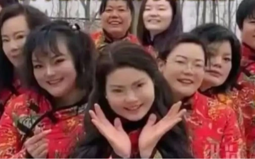 Cặp vợ chồng trong 20 năm sinh 9 người con đều chỉ đặt chung 1 cái tên chỉ để mong cầu điều này