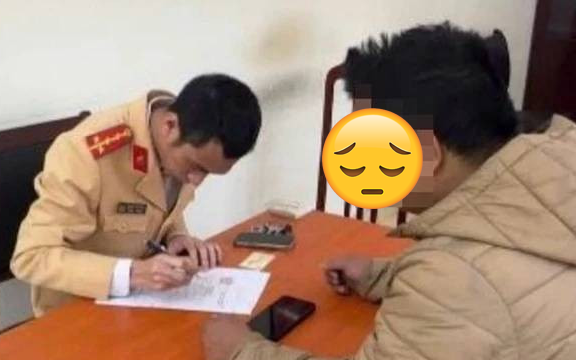 Xử phạt người đàn ông lái xe máy biển xanh không đội mũ đi trên phố Hà Nội