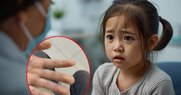 Bé gái được bố đưa đến khám vì ho hơn 2 năm không dứt, bác sĩ yêu cầu bé nhúng tay vào nước và kết quả vỡ òa