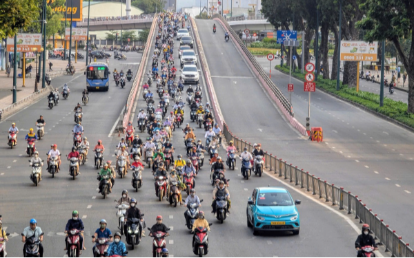 Đến năm 2030, tất cả cán bộ, công viên chức TP.HCM phải đi xe máy điện