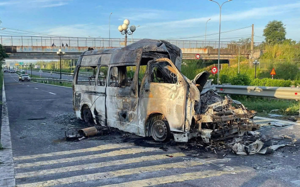 Ôtô cứu thương tông xe container trên cao tốc TP HCM - Dầu Giây, 3 người chết