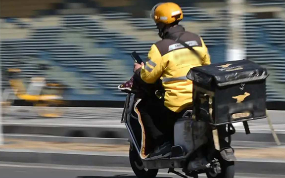 Nam shipper suýt chết vì suy thận: Tất cả chỉ vì uống nước mà không dùng ống hút!