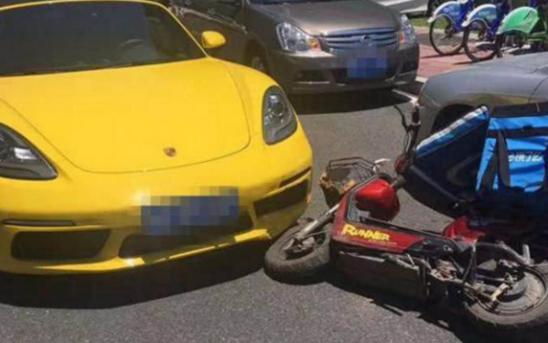 Shipper tông hỏng xe Porsche, bật khóc giữa đường nhưng chủ xe không bắt đền, còn đòi chi trả viện phí: Nhờ 1 câu nói!