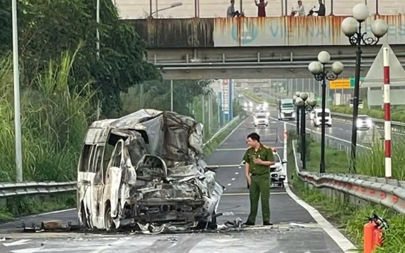 Xe cứu thương bật còi, đèn ưu tiên trái quy định trong vụ tai nạn đặc biệt nghiêm trọng trên cao tốc