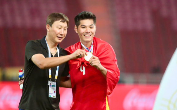 Vì sao HLV Kim Sang-sik không được nhận HCV SEA Games như ông Park Hang-seo?