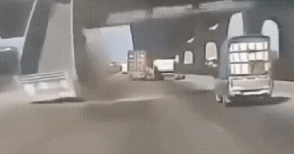 Thái Lan: Cầu đi bộ bất ngờ sập kinh hoàng, đè bẹp nhiều ô tô