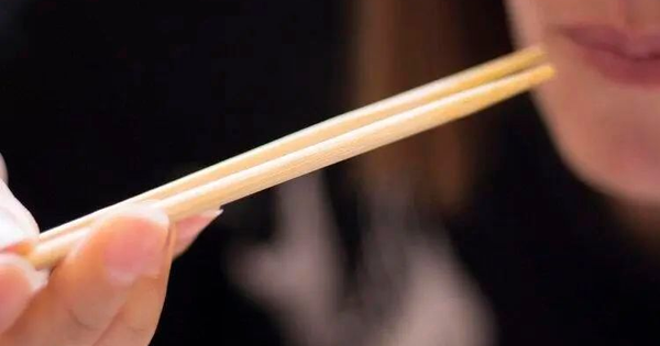2 cách dùng đũa tàn phá dạ dày, gây ung thư nhưng nhiều người làm mỗi ngày