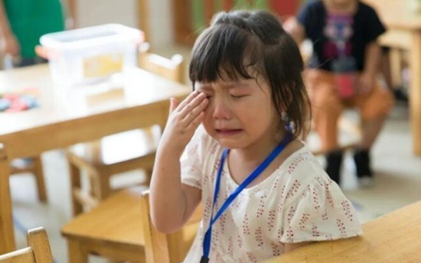 Con nói đi học rất vui, mẹ thấy bức tranh kỳ lạ trong cặp sách liền tức giận kéo cảnh sát đi kiện cô giáo