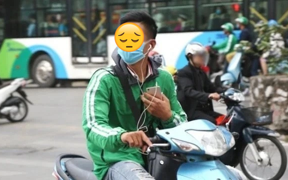 Đeo tai nghe khi đi xe máy, có thể bị phạt đến 14 triệu đồng, trừ 10 điểm GPLX