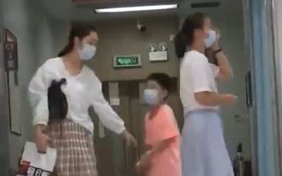 Chỉ trong 20 phút, toàn bộ mắt của cậu bé 8 tuổi bị ăn mòn: Nếu có thứ này ở nhà, hãy vứt đi ngay lập tức