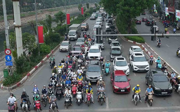 Ôtô dừng chờ quá vạch bị phạt 18-20 triệu đồng như vượt đèn đỏ