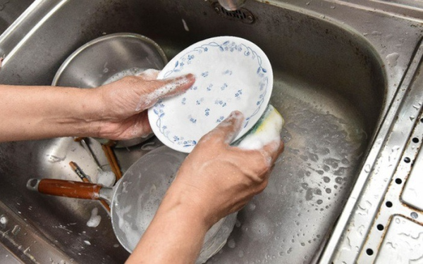 Rửa bát kiểu này chẳng khác nào "ăn thuốc độc": 4 thói quen sai lầm mà rất nhiều gia đình đang mắc phải
