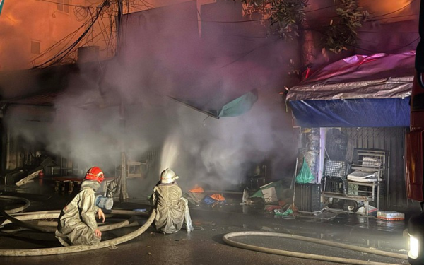 Chợ Xanh ở Hà Nội cháy ngùn ngụt, cột khói cao hàng chục mét đe dọa khu dân cư