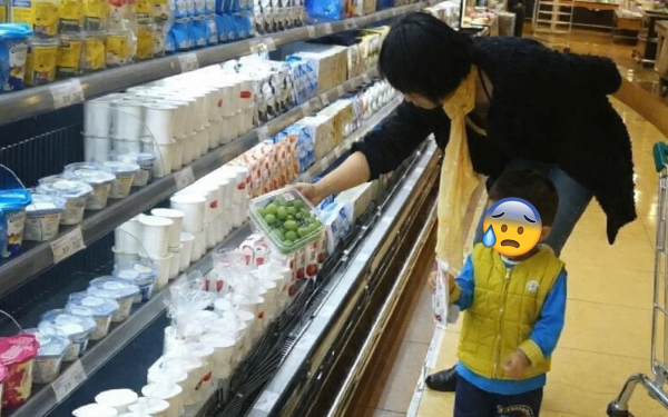 Con trai lén ăn 1 quả cherry trong siêu thị, bị nhân viên đòi bồi thường nguyên cân: Phản ứng của người mẹ gây bão