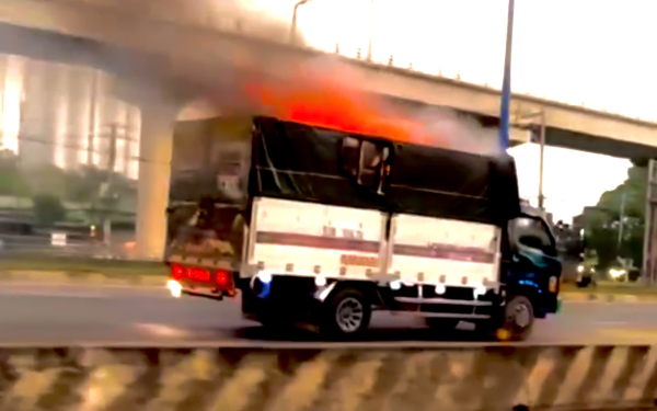 Lái xe chở pin đang cháy đến trụ sở cứu hỏa nhờ dập lửa