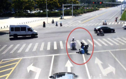 Shipper đột quỵ ngay giữa ngã 4 khi đang giao hàng, được người đi đường cứu sống thần kỳ: Danh tính cô gái gây ngỡ ngàng