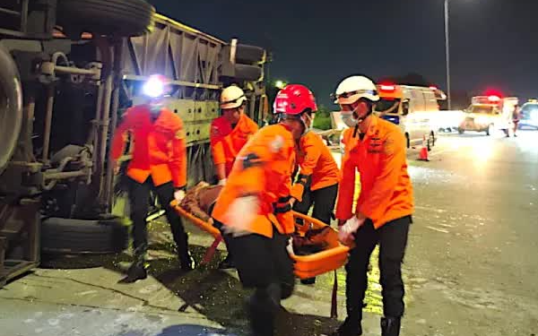 Kinh hoàng xe buýt lật ngang sau khi lao thẳng dải phân cách khiến ít nhất 16 người thiệt mạng