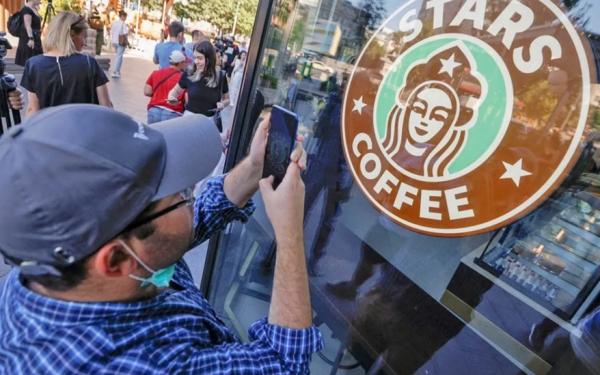 Shipper bị bỏng vì 2 ly trà nóng của Starbucks: Đòi bồi thường 1,3 nghìn tỷ đồng, phán quyết của tòa gây bất ngờ