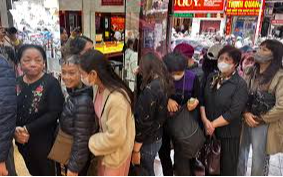 Người phụ nữ ở Hà Nội mang 70 chỉ vàng đi bán đúng ngày giá lập đỉnh, biết tiền lãi mà ngưỡng mộ