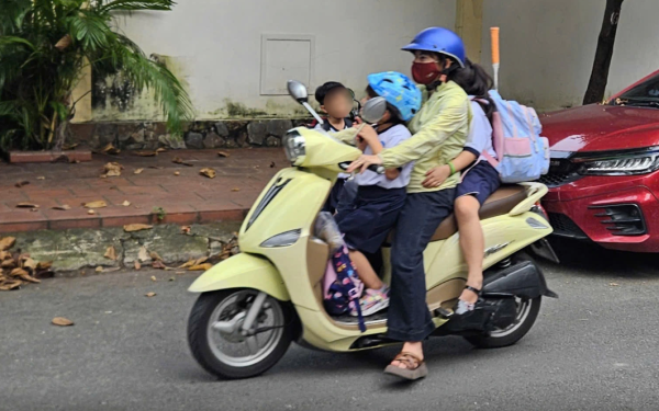 Chở trẻ trên 6 tuổi ngồi trước xe máy bị phạt tới 10 triệu, tước bằng lái: CSGT giải thích nguyên do