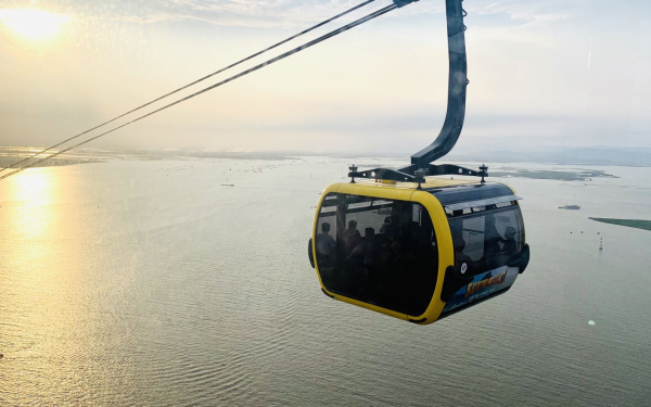 Sốc: Cầu thủ bóng đá ngã từ cáp treo cao 70m xuống đất, tử vong ngay trước mặt vợ