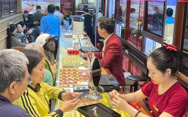 Giá vàng rớt khỏi đỉnh, người mua lỗ nặng